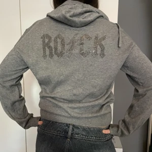 Zadig Voltaire zip up - Zip up hoddie från Zadig som är så snygg be cool detalj på ryggen, köpt i newyork på outlet så inte många som har!!😍