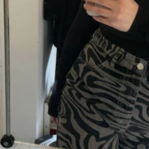 Mönstrade jeans  - Mönstrade jeans i strl M/L. Fint skick💞