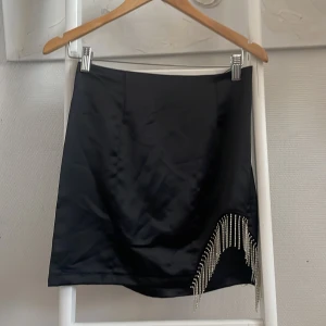 Festkjol - Festkjol som har en slits med bling. Slutar på mitten av låret. Använd en gång. 