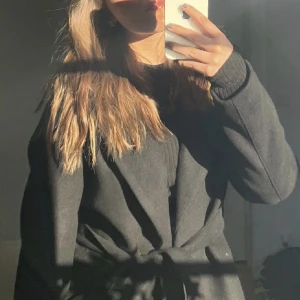 Kappa - Svart kappa från H&M. Använd ca 2 gånger. Perfekt till våren och hösten. Nypris ca 600🖤