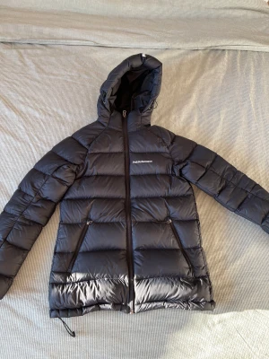 Peak Performance Jacka - Peak Performance jacka storlek S i fint skick. Har ett litet hål på högra underarmen som är lagat