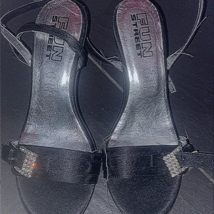 Svarta eleganta klackar  - Svarta rhinestone klackar i storlek 37 köpt från second hand. Aldrig använda för dom inte passade mig. Ganska låg i klacken och har snören så man kan knyta dom en bit upp till benen. 