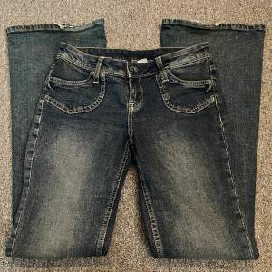 Lågmidjade bootcut jeans köpta på h&m. Lite slitna längst ner vid benen. Storek 34 men större i storlek. Midjemått 74cm, innerbenslängd 80cm🌸budgivning nu då många är intresserade!