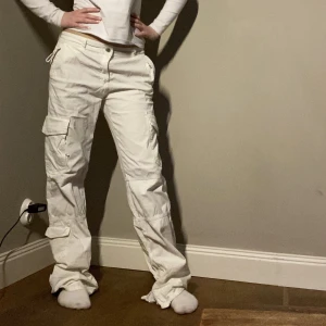 vita cargobyxor - De populära cargobyxorna ifrån Zara, köpta på plick men tyvärr är de för stora för mig. Inga defekter eller liknande, knappt använda. Skriv ifall ni har några frågor🫶🏽💕 