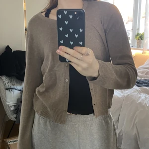 Brun kofta hm - Ljusbrun kofta från hm, strl m men passar även s, spårbar frakt 69kr💕