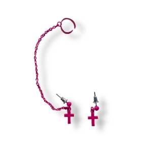 Kross örhängen!  - Super snygga örhängen men använder aldrig! 💝säljer för endast 30kr + 10kr frakt! Hör av dig vid intresse! 😇 och glöm inte att kolla in alla andra örhängen som jag säljer i min profil 😺