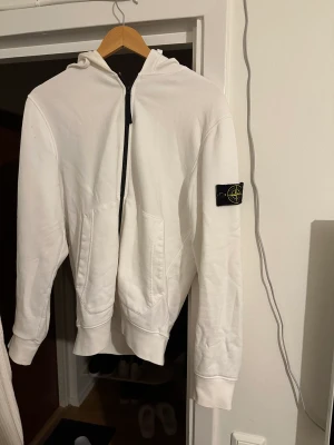 Stone island zip hoodie - Zip hoodie från stone island , köpt i somras.