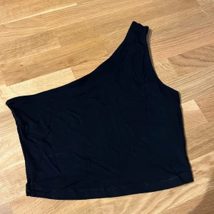 En arms linne - Snett linne, strl 38. 100kr 