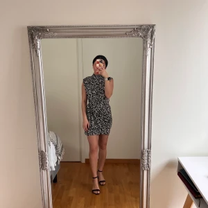 Mönstrad klänning  - 3 FÖR 2 PÅ ALLT UNDER 200kr.   Klänning i väldigt fint skick från H&M, storlek 36.