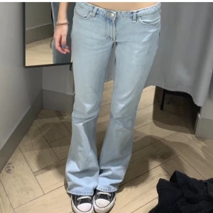 Lågmidjade jeans  - Lågmidjade flaref jeans från zara, bra skick