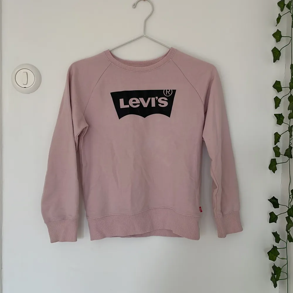 Det är en rosa Levi’s tröja i storlek 10 år. Säljer på grund av att den är för liten för mig. Perfekt skick. . Hoodies.