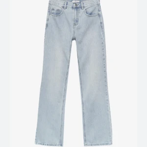 Jeans - Jag säljer ljusblåa jeans.  Ett par för 299 kr  då jag köpte den för 359 kr. Två par för 599 kr Tre par för 1100 kr. de är i fint skick och e använda bara ungefär 4 gånger så snälla köp så blir jag jätteglad hejdå 