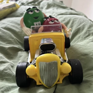 M&M - En riktigt cool M&M bil som jag köpte i en flygplats för några år sedan. Man måste fylla i M&M i bak luckan och sedan trycka ner handen på den gröna M&M för att få ner de. Skick på bilden är 10/10