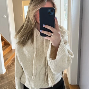 Stickad hoodie - Stickad hoodie från Zara, gräddvit färg. Storlek S