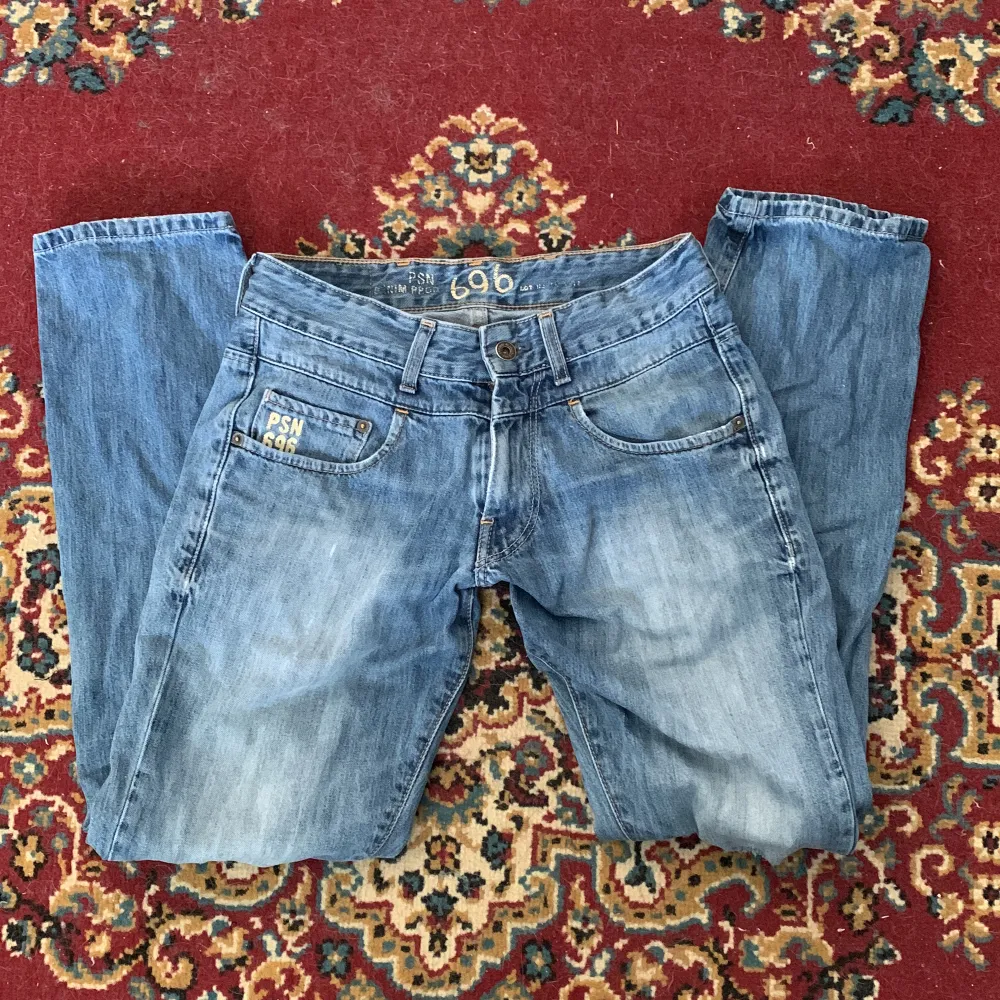 lågmidjade straight jeans från PSN 🩷 storlek 30/32 men ärg själv 25/30 och de är ganska små ❤️. Jeans & Byxor.