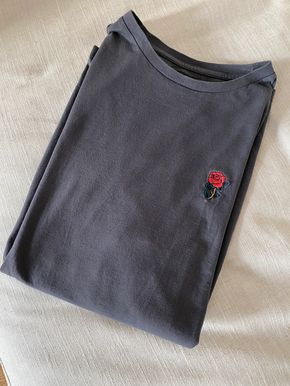 Mörkgrå t-shirt med tryck 