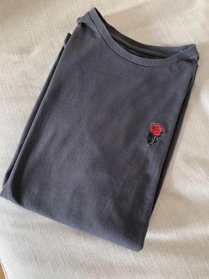 Mörkgrå t-shirt med tryck  - Mörkgrå t-shirt med tryck i strl M