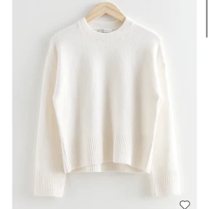 Stickad tröja  - Jätte fin stickad tröja ifrån Other stories, som inte har kommit till användning☺️slutsåld på hemsidan, bra skick 