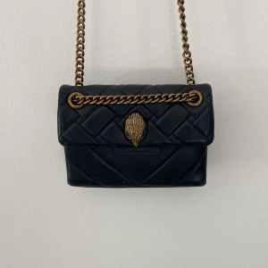 Kurt geiger väska - Säljer min älskade kurt geiger väska som jag köpte förra året. Den har används några gånger och är därför lite sliten men inget man tänker på. Väskan är i svart läder med guldig kedja. Köpte för ungefär 1500 och säljer för 900. Skriv för fler bilder💕🥰