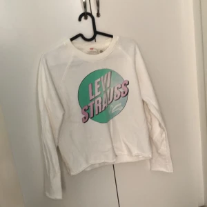 Vintage Levis-tröja - Tröjan är klippt vid ärmarna och botten (se bild). Den har ett fint tryck framsida. Tunn och skön vid kyligare sommarnätter 🫶🏻🌼 XS men passar mig som är S/M.