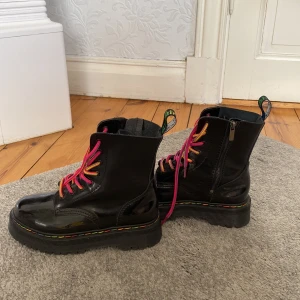 Tängor  - Knappt använda, litet märke på inre sidan av skona
