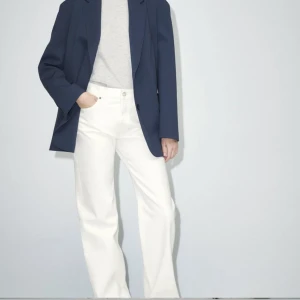 Vita jeans relaxed boyfriend - Helt nya jeans från zara, säljer pga att de är för korta för mig, jag är 175