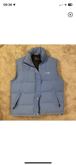 Peak performance dunväst - Supertrendig Peak performance dunväst från 00-talet. Retro och är sparsamt använd. Självklart äkta och säljer då den inte används mer. Perfekt nu till våren