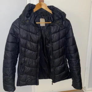 Vårjacka - En fin jacka från Etirel som är i storlek 36. Den är i bra skick