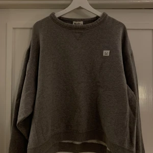 Acne cropped sweatshirt  - Croppad sweatshirt från Acne Studios. Det är en oversized Dam S storlek. Inga tydliga defekter. Ej använt sköljmedel vid tvätt. 