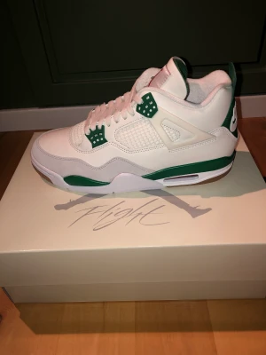 Nike sb Jordan 4 -  Hej! Säljer mina Nike sb Jordan 4. Dom är helt nya och är aldrig använda. Original box och kvitto  finns med. Dom är köpa ifrån streetlab i malmö. Priset kan diskuteras. 