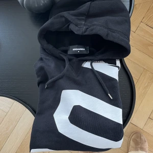 Dsquared2 hoodie - Så cool hoodie från Dsquared2 med trycker ”icon” på framsidan. Väldigt bra skick! 