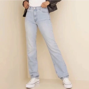 Jeans - Säljer mina super fina jeans från Nelly använd fåtal gånger (2 gånger) säljer då jag tycker dom är för tajta på mig och för små och intr kommer till den användning som som ska.