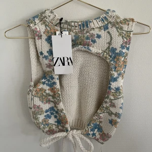 Helt ny söt vårtopp från ZARA - Ny topp med tag kvar från Zara i Strl. S. Helt slutsåld på hemsidan! Säljer för samma som jag köpte för!  Kolla gärna in mina andra annonser!