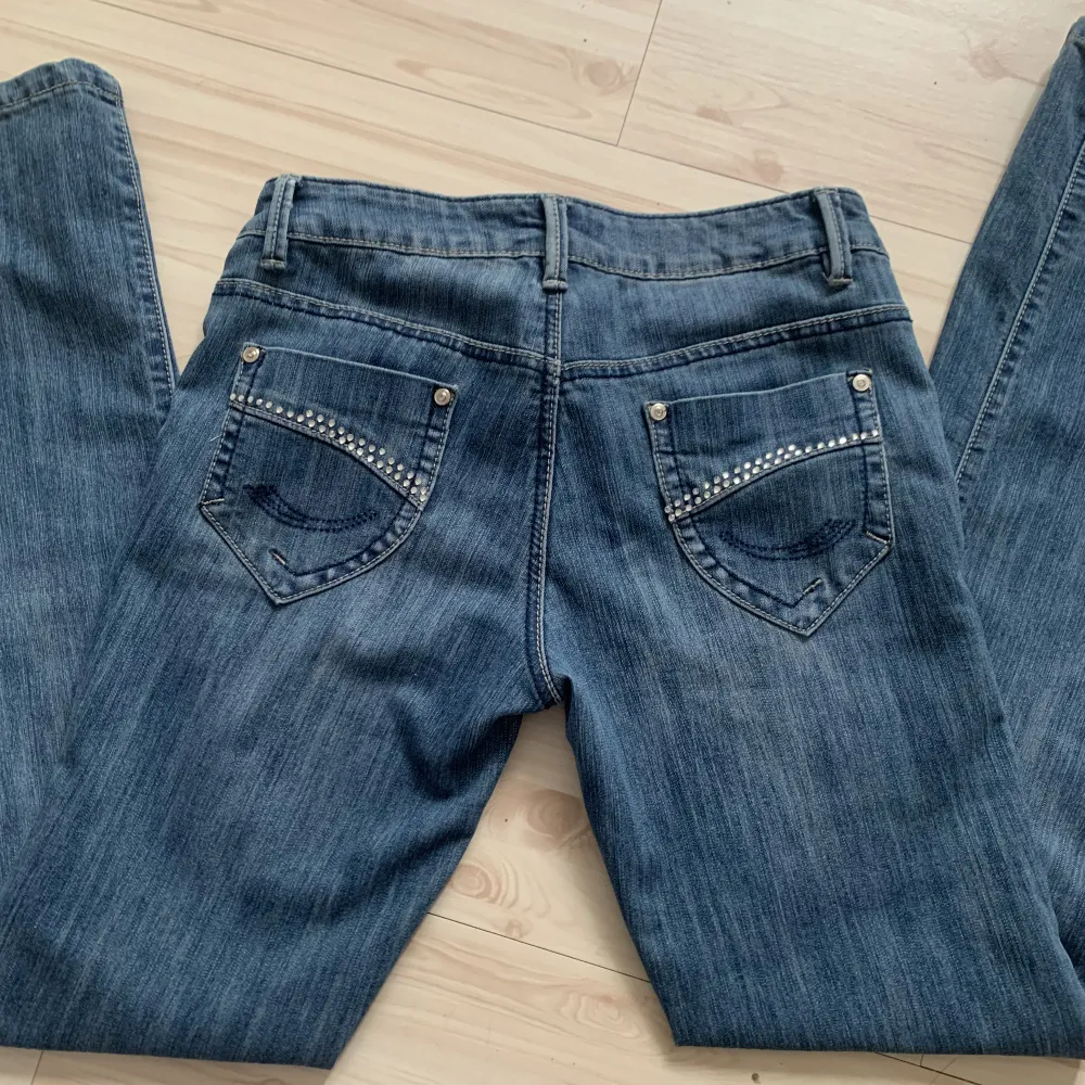 Jättefina lågmidjade jeans. De har som små silvriga stenar på båda bakfickorna, och är även lite vida i benen💞 säljer då dom inte kommer till användning hos mig . Jeans & Byxor.