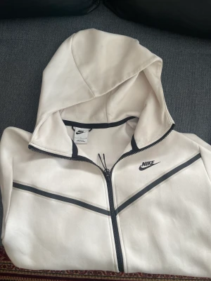 Nike Tech - Säljer ett helt nytt set från Nike. Hoodien och byxorna är storlek L. 