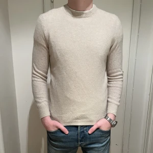 Ullstickad tröja - Hej! Säljer nu denna Zara tröja då jag rensar garderoben.   En väldigt fin tröja i storlek S. Passar mycket bra till våren och är lätt stylad. Tröjan är lite nopprig ute vid ärmarna men annars har tröjan inga defekter. Tröjan är 9/10