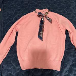 Säljer den här fina rosa stickad tröjan.🌸🌸