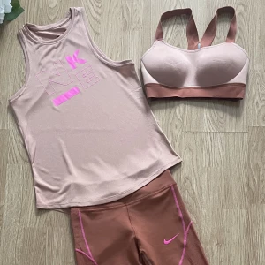 Träningsset 2 delar - Fin Nike träningsset, tränings tights XS och träningslinne XS.Tyvärr så har den inte kommit till så stor användning för mig och hoppas att den får en ny ägare. Se mina övriga aktioner! ❤️