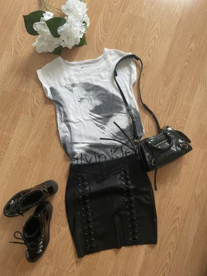 Calvin Klein tshirt - Fin t-shirt, Calvin Klein, strl XS. Tyvärr så har den inte kommit till så stor användning för mig och hoppas att den får en ny ägare. Se mina övriga aktioner! ❤️