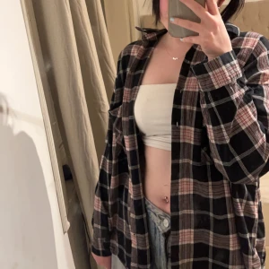 Flannel Skjorta  - Jätte fin rutigt/flannel skjorta som är oversized jätte fin pullover. Säljer den pågrund av den inte används längre.
