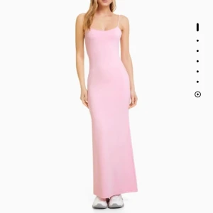 Skims dupe - Köp direkt: 300 + frakt En skims dupe från Bershka i strl XS!  La budgivning och frakten kan man välja själv då d ska finnas billigare alternativ än d jag listat!