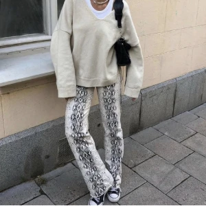 Ormjeans  - Säljer dessa supersnygga jeans med fett snyggt mönster!🐍🦎skicket är mycket bra💕 (första två bilder är lånade)