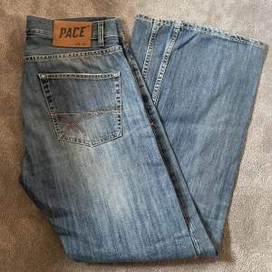 Baggy PACE jeans i storlek 34/32, midjemått: 85vm och innerbenslängd: 79cm🙌🏻