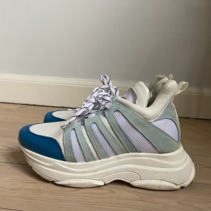 Svea sneakers  - Små i storleken. Använda en gång. Lite hårda så man måste gå in dom.