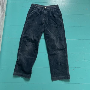 Mörkblå loose Manchesterbyxor  - Ett par sköna loose manchesterbyxor i blått, vida ben, har använt dem mycket, bra längd och passform i midjan. 