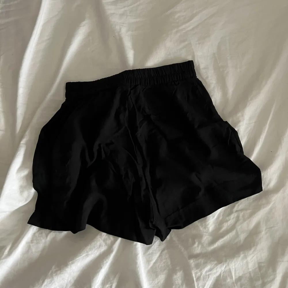Fladdriga shorts från H&M i stl 32. Shorts.