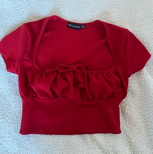 Topp - Väldigt bra skick. Normal passform, men går att justera snöret så att det sitter tajtare eller lösare. 