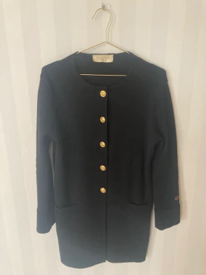 Klassisk elegant kappa/jacka från Busnel  - Oanvänd  Mycket gott skick  Mörkblå  Klassisk  Elegant 