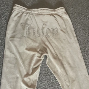 Juicy couture - INTRESSEKOLL på mina juicy couture byxor, använda men i mycket bra skick. Pris kan diskuteras, kontakta för mer eller information och bilder💗