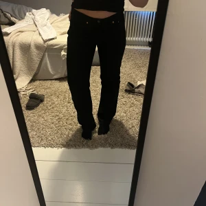 Levis jeans  - Säljer mina skitsnygga levisjeans. Som nyskick. Storlek 32/32 men sitter som 38/40. Perfekt låg/medelmidjade😍. 350kr+frakt, pris kan möjligtvis diskuteras. 